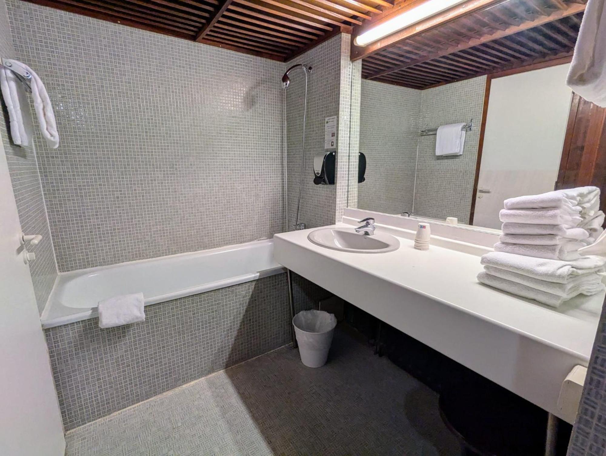 Gergovia Hotel Super Besse Bagian luar foto