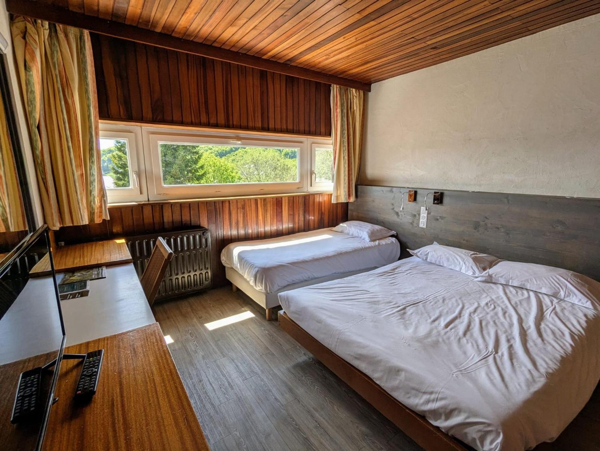 Gergovia Hotel Super Besse Bagian luar foto
